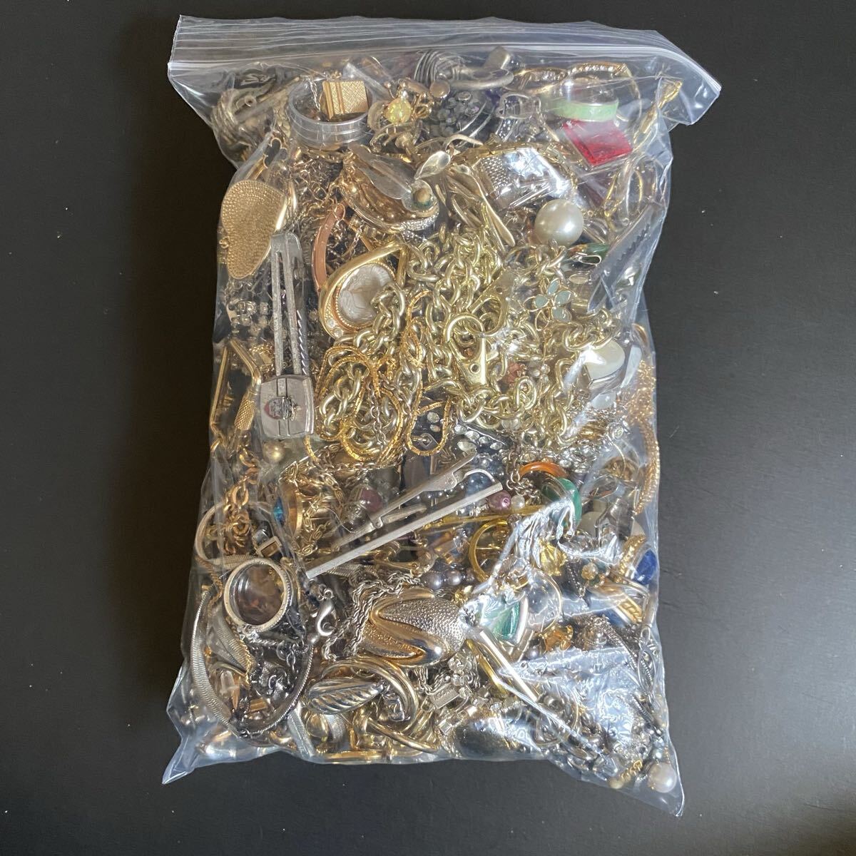 アクセサリー まとめて イミテーション 約2.3kg 指輪 ネックレス ブローチ イヤリング ピアス タイピン 金色 銀色 メッキ ...