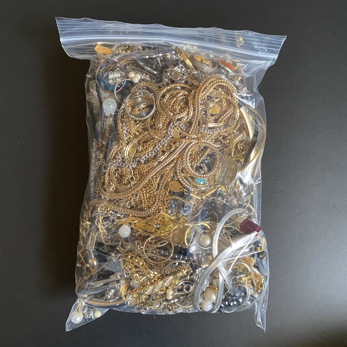 アクセサリー まとめて イミテーション 約2.3kg 指輪 ネックレス ブローチ イヤリング ピアス タイピン 金色 銀色 メッキ ...