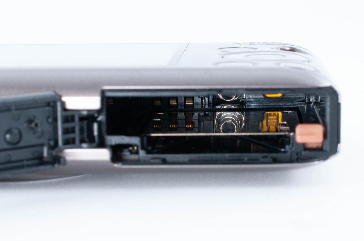 1円～①【動作確認済】Canon キヤノン IXY DIGITAL 220 IS ブラウン コンパクトデジタルカメラ 本体 バッテリー 充電器 ...