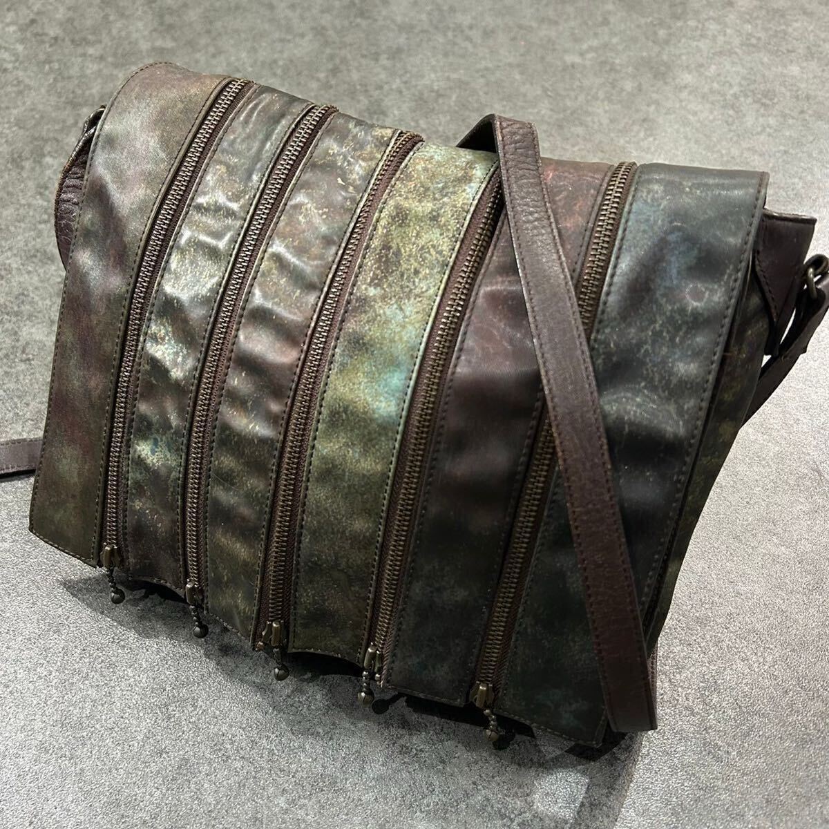 美品✨ジャンポールゴルチエ Vサイバー 可変ジップ ショルダーバッグ ポーチ付 ジャンポールゴルチエ Vサイバー 可変ジップ ショルダーバッグ ポーチ付き