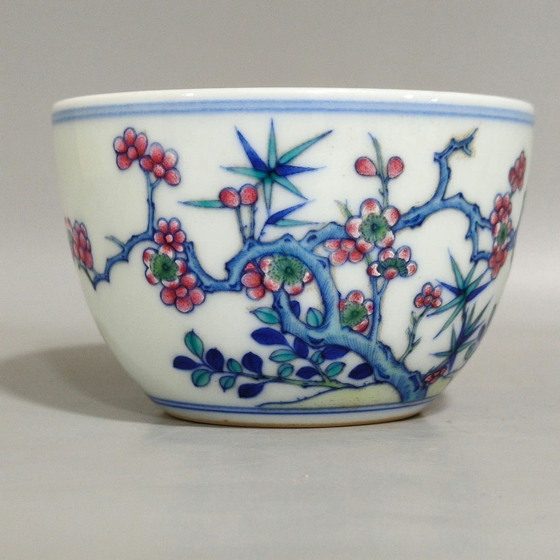 中国古美術・大明成化年製款 斗彩鸳鸯蓮紋杯一対・木箱付・観賞用・禮品・茶器・酒具 中国古美術・大明成化年製款 斗彩鸳鸯蓮紋杯一対・木箱付・観賞
