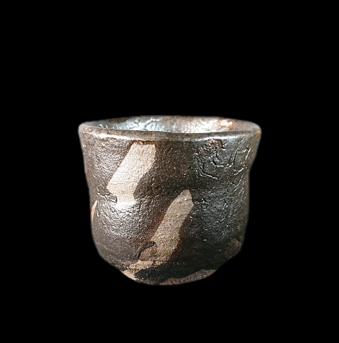 ■唐津焼 丸田宗彦 井戸黒ぐい呑 共箱、共布、栞全揃い 珍品逸品 #ぐい呑み □唐津焼 丸田宗彦 井戸黒ぐい呑 共箱、共布、栞全揃い 珍品逸品