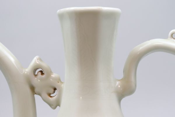 中国美術 永楽年製 白磁 陰刻花文水注 中国美術 永楽年製 白磁 陰刻花文水注 - メルカリ