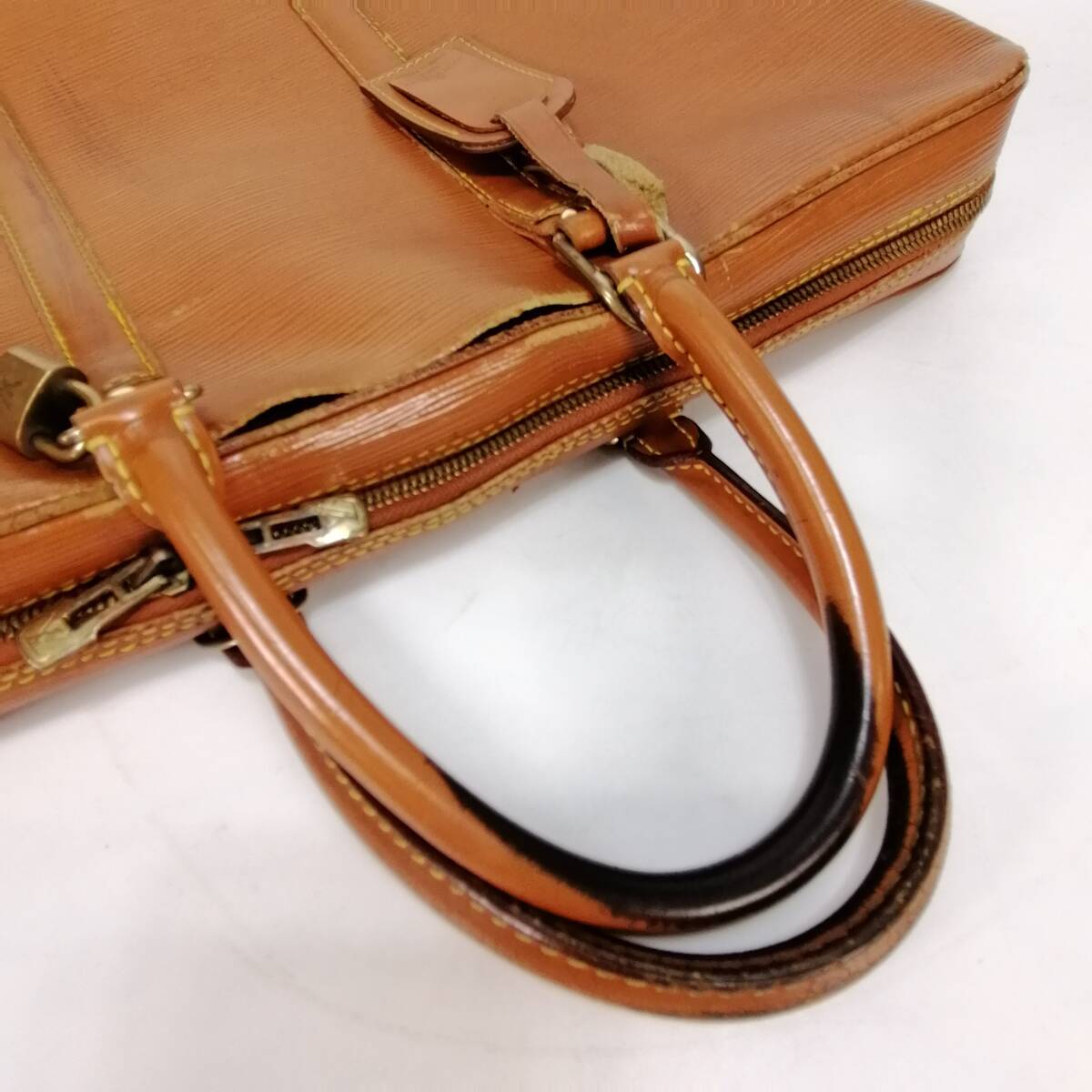 LOUIS VUITTON ルイヴィトン M54478 エピ ポルトドキュマン