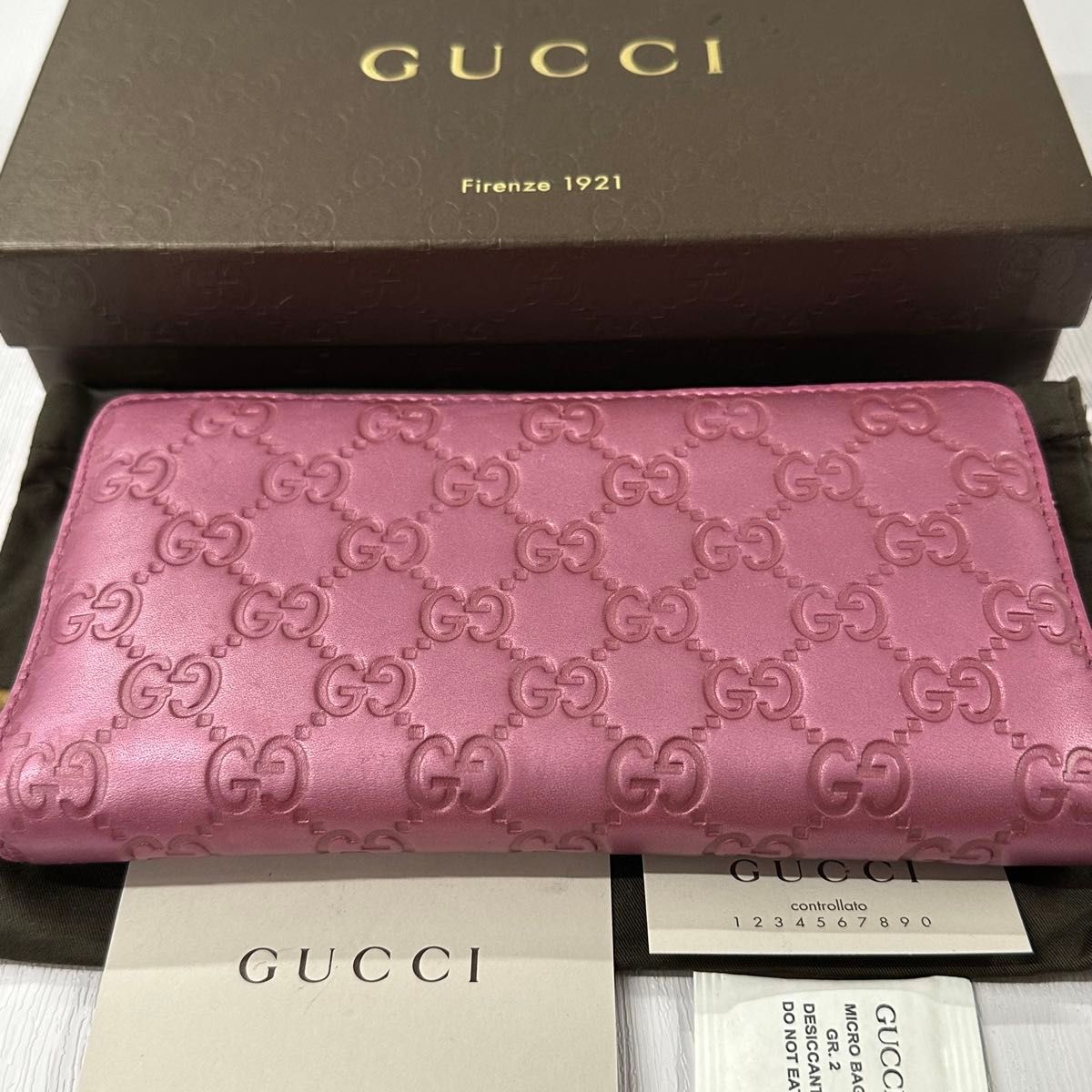 新品同様！ グッチ GUCCI 財布 長財布 シマレザー ハート金具 ラウンド