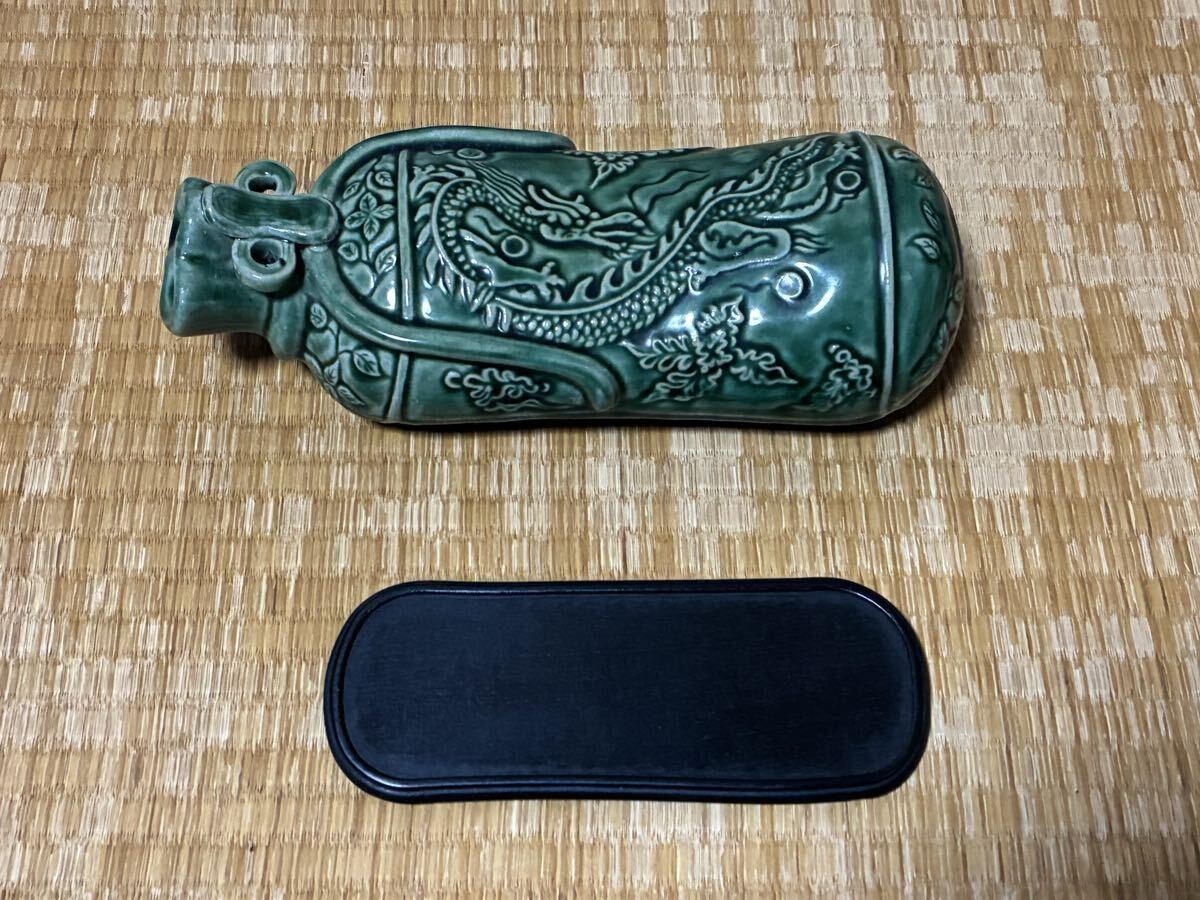 中国 緑釉 龍彫刻 陶器 陶枕 唐物 唐木台付き 中国 緑釉 龍彫刻 陶器 陶枕 唐物 唐木台付き - メルカリ