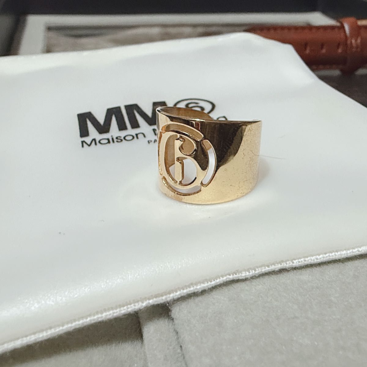MM6 メゾン マルジェラオープンバンドゴールドトーンロゴリング | Shop