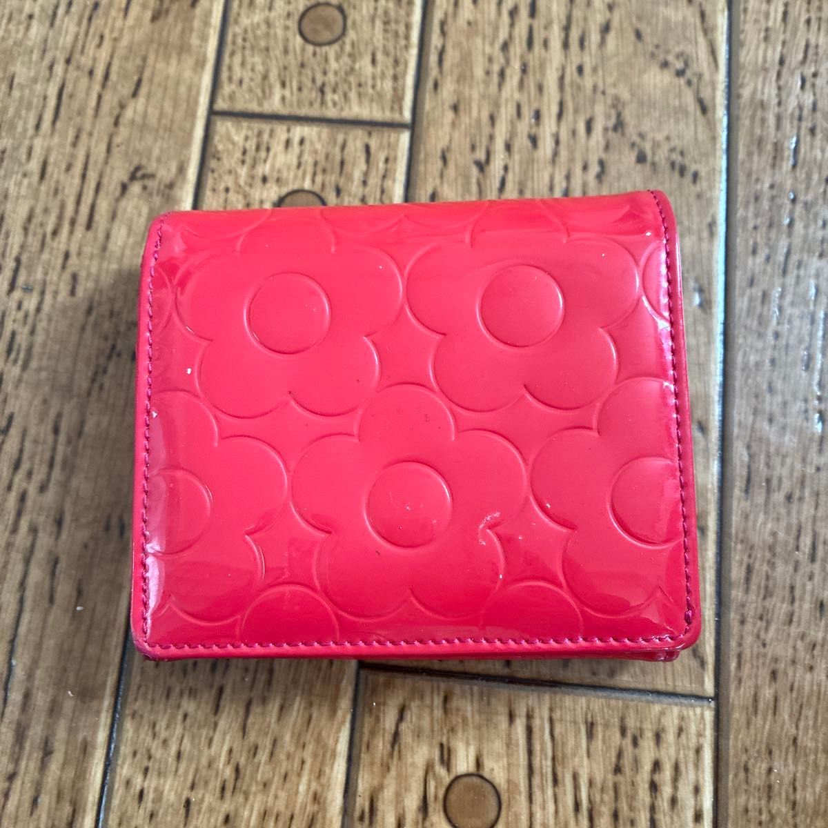 MARY QUANT マリークワント 二つ折り財布 レッド デイジー柄 エナメル