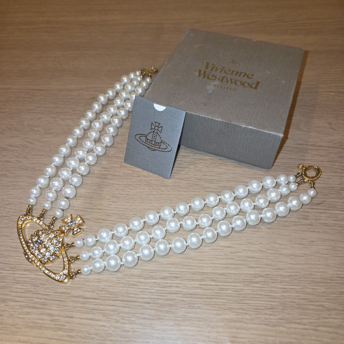 Vivienne Westwood 3連パールネックレス オーブ ゴールド | Shop at 