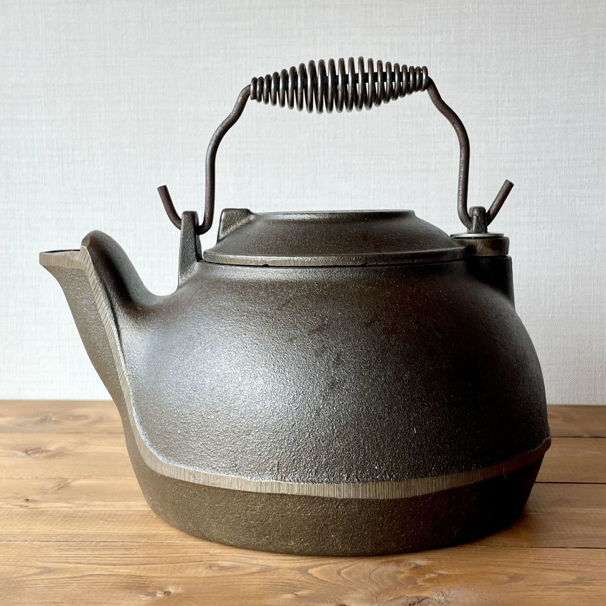 【美品】★現品限り★LODGE IRON KETTLE 2TK2 / 鉄瓶 / ビンテージ / ロッジ ケトル / キャンプ / 薪ストーブ