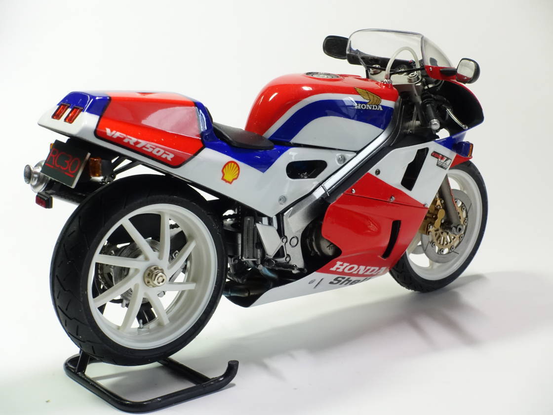 タミヤ 1/12 ホンダ VFR750R RC30 塗装完成品 - プラモデル