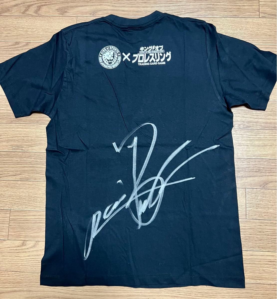 オカダカズチカ選手直筆サイン入りTシャツ (Mサイズ) | Shop at オカダカズチカ選手直筆サイン入りTシャツ (Mサイズ) | Shop at