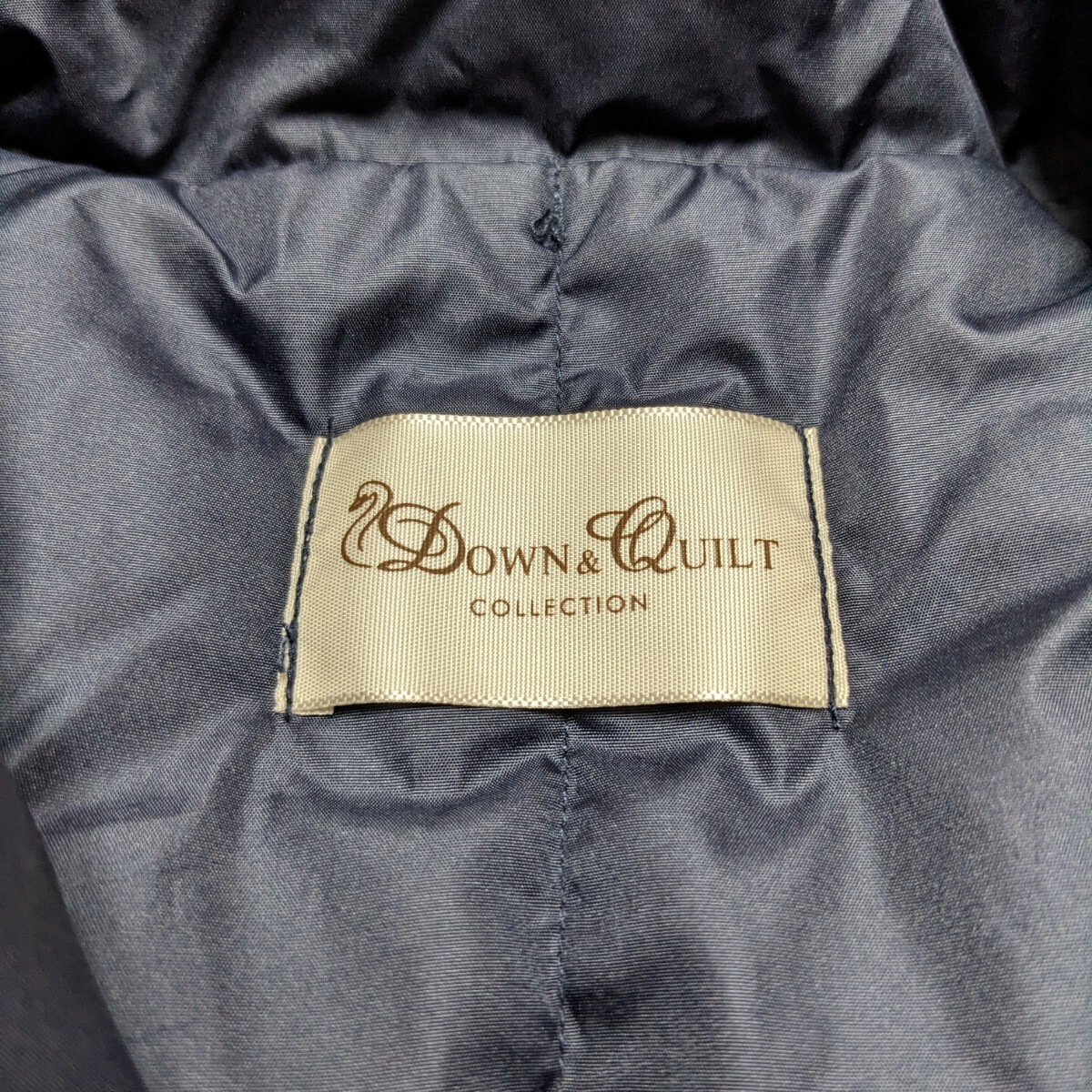 ☆AD45 西川 DOWN&QUILT COLLECTION ダウン 男女兼用 フリーサイズ 肩当て 紺 ネイビー 総柄 ルームウェア 寝具 ...