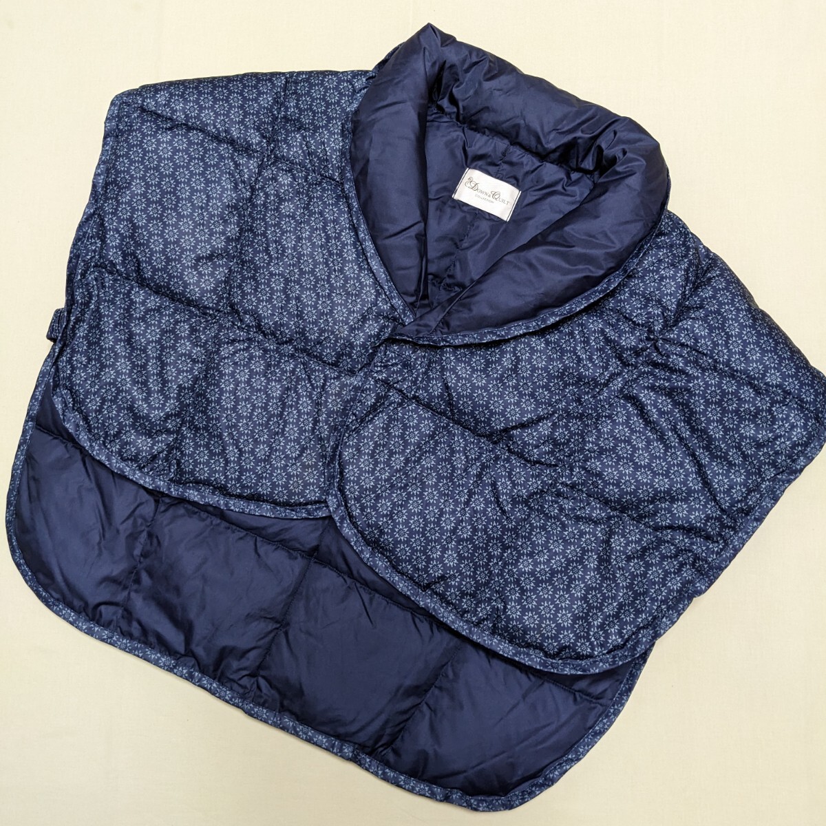 ☆AD45 西川 DOWN&QUILT COLLECTION ダウン 男女兼用 フリーサイズ 肩当て 紺 ネイビー 総柄 ルームウェア 寝具 ...